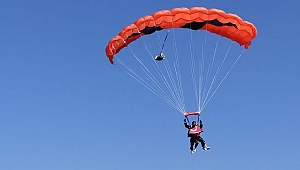 Türkiye’de ilk kez ampüte sporcu 12 bin fitten paraşütle atladı