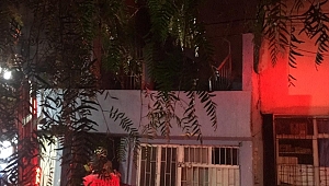İzmir'de bir şahıs kendi evini ateşe verdi