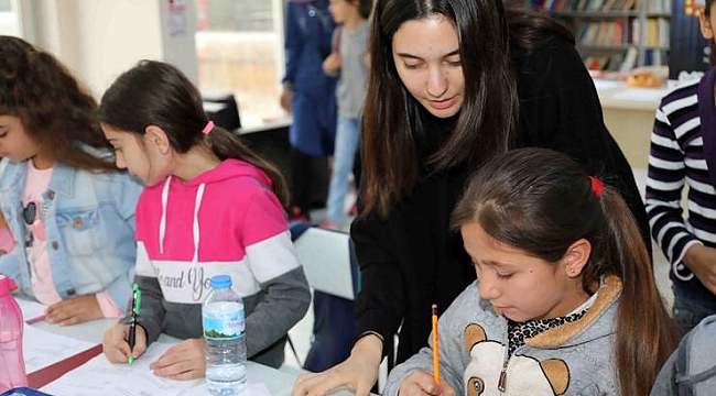 Liseli öğrenciler Bayraklı'da matematik öğretiyor