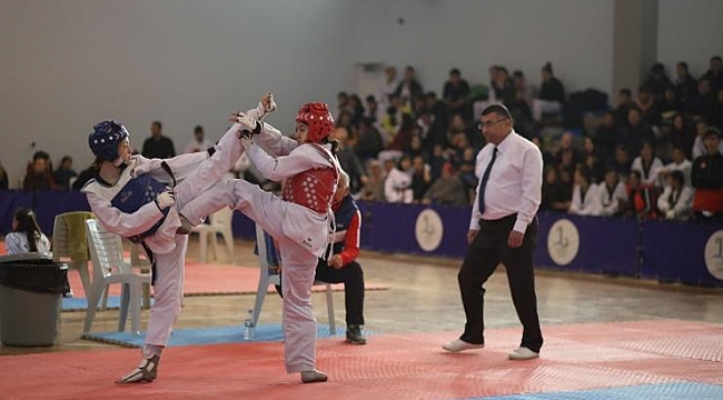 Bayraklıda tekvando şöleni