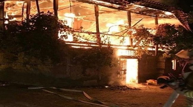 İzmir'de bir ev alev alev yandı