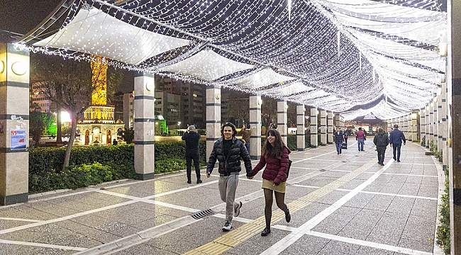 İzmir sokaklarına yeni yıl ışıklandırmaları...