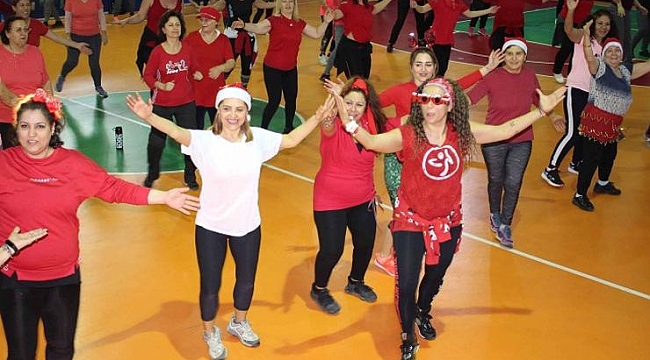 Karşıyakalı kadınlardan yılbaşı zumbası!