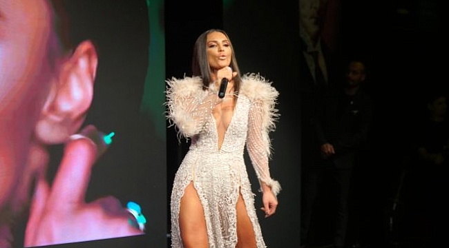 Kıyafetiyle ödül törenine damga vurdu