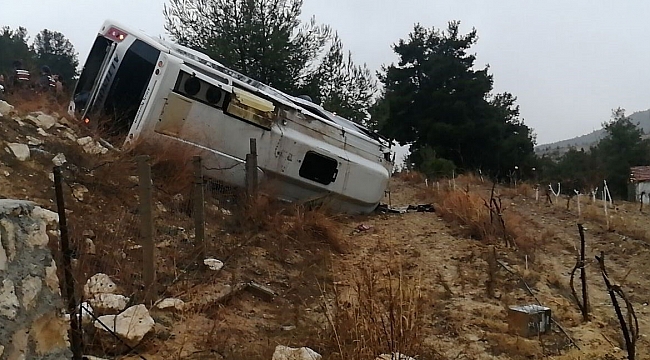 Kontrolden çıkan midibüs şarampole devrildi