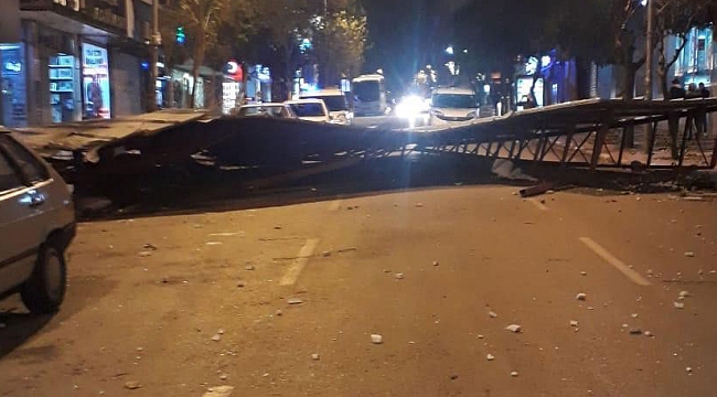 Şiddetli fırtına çatıları uçurdu