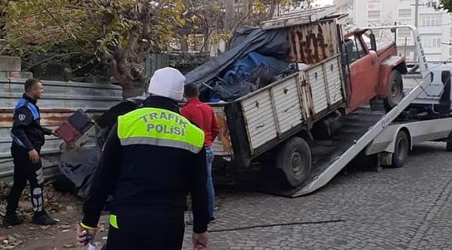 Bergama'da hurda araçlar kaldırılıyor