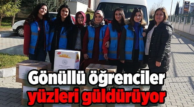 Gönüllü öğrenciler yüzleri güldürüyor
