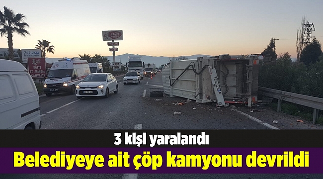 İzmir'de belediyeye ait çöp kamyonu devrildi