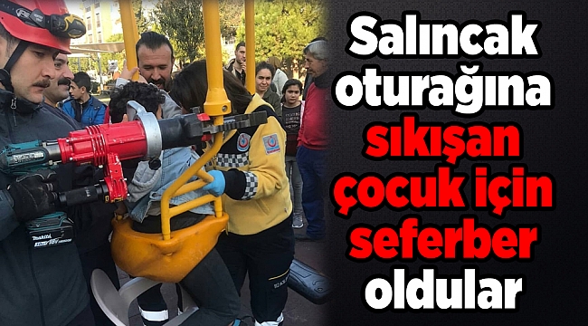 Salıncak oturağına sıkışan çocuk için seferber oldular