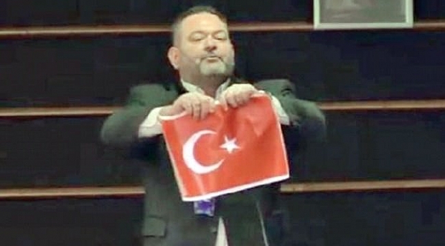 Yunan vekil Türk bayrağını yırtmıştı! Yunanistan&#039;dan Türkiye açıklaması