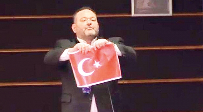 AP’den bayrak yırtan Yunan parlamentere ceza