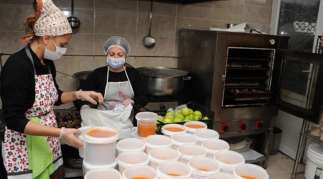 Balçova’da Yaşlılara sıcak yemek