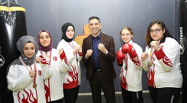 Başkan Kayalar, kadın sporcular ile bir araya geldi