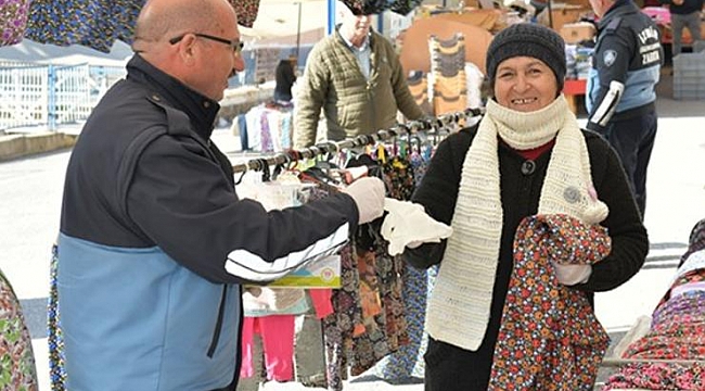 Çiğli'de zabıta eldiven dağıttı