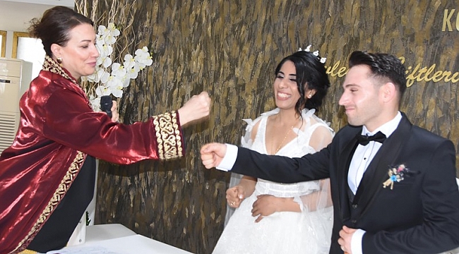 Corona nedeniyle nikah memuru ile tokalaşmadılar