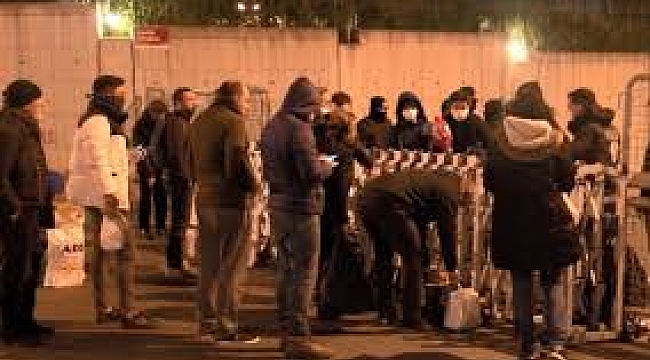 Karantina yurdunda dün gece... Akrabalar eşya taşıdı