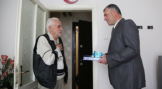 Polis kötü davrandığı yaşlı adamdan özür diledi