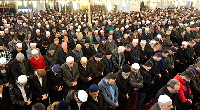 Diyanet'ten teravih namazı açıklaması: Evde ailenizle kılabilirsiniz
