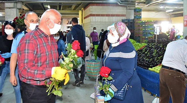 Başkan Karakayalı annelere gül dağıttı