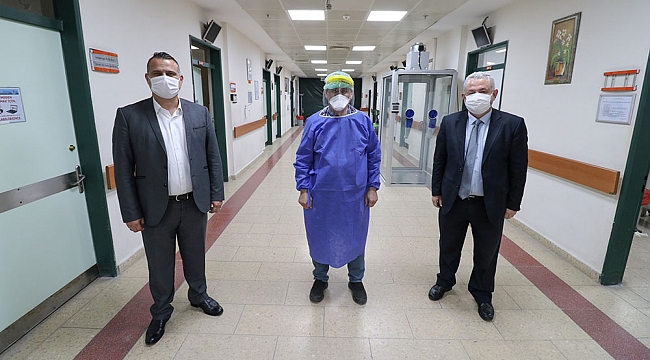 Bergama Belediyesi yüz koruyucu siperlik üretti, hastaneye teslim etti