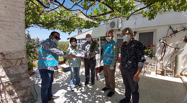 Çeşme'de şehit annesine Anneler Günü ziyareti