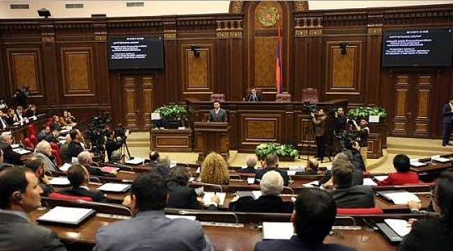 Mecliste yumruklar konuştu