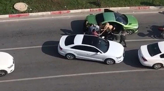 Trafikte tartıştığı kadınları sopayla dövdü!