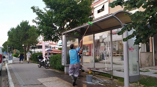 Duraklar yıkanıp dezenfekte edildi