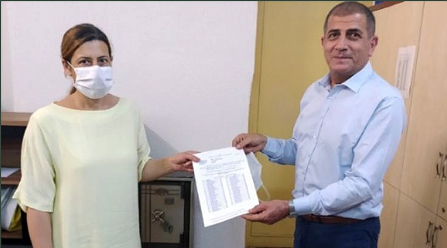 İYİ Parti İzmir&#039;de Hüsmen Kırkpınar mazbatasını aldı