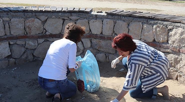 Karaburun plajlarında temizlik ve sosyal mesafe tamam