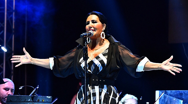 Nükhet Duru İzmirliler için söyledi