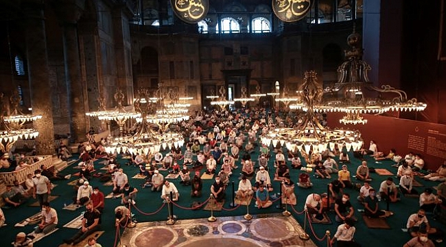 Ayasofya Camii&#039;nde 86 yıl sonra ilk bayram namazı kılındı