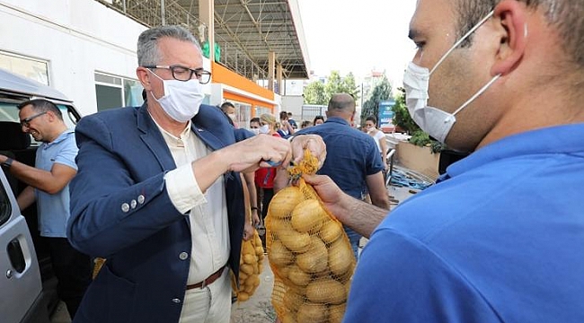 Başkan Arda ve tüm çalışanlar patateslerin dağıtımı için seferber oldu!