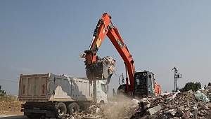 Gaziemir Belediyesi iki günde 40 kamyon moloz topladı