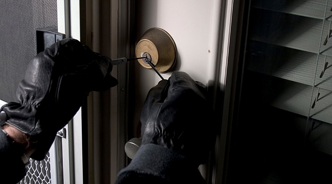 Hırsızlık için evine girdiği kişinin otomobilini çaldı