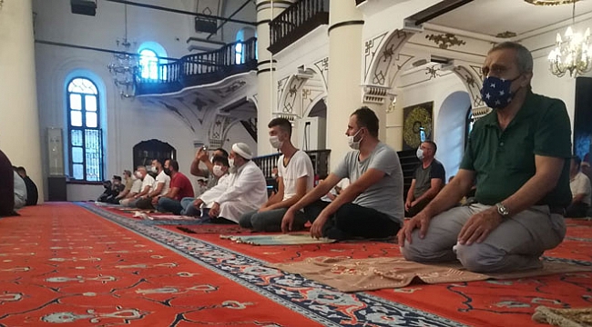 İzmir'de Kurban Bayramı namazı korona virüs tedbirleriyle kılındı