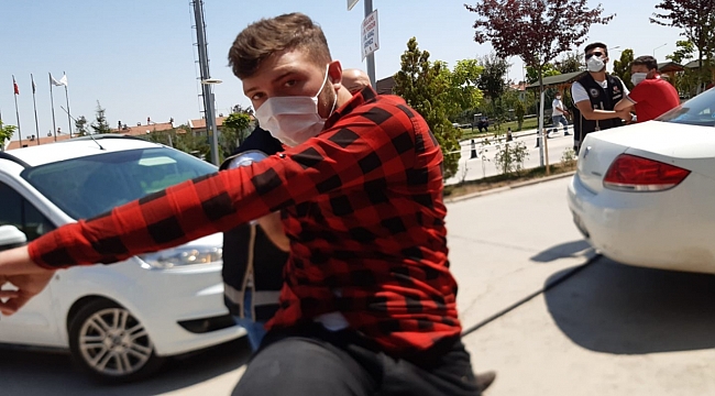 Kalpazanlar kendilerini görüntüleyen kameramana saldırdı