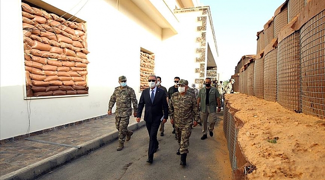 Milli Savunma Bakanı Akar Libya'da Mehmetçik'le bir araya geldi