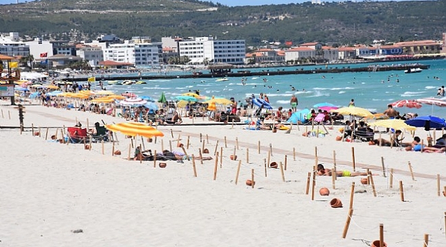 Çeşme'de bayram tatilini uzatanlar Ilıca Plajı'nı doldurdu