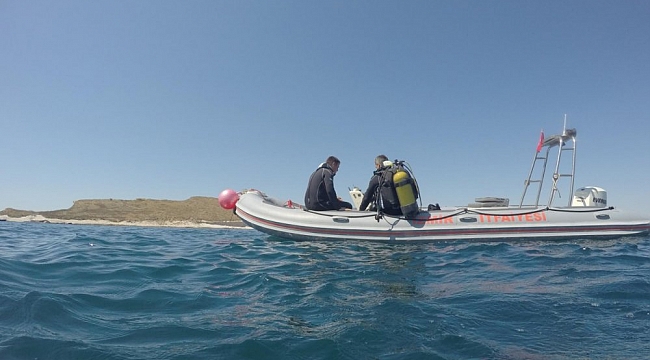 İzmir İtfaiyesi’nin dalgıçları Foça'daki tekne faciasında kaybolan Sarp'ı arıyor
