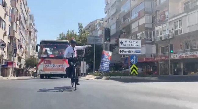 Üstü açık arabaya izin verilmemişti! Başkan Soyer'den bisikletli zafer turu