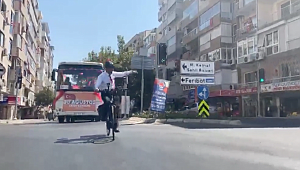 Üstü açık arabaya izin verilmemişti! Başkan Soyer'den bisikletli zafer turu