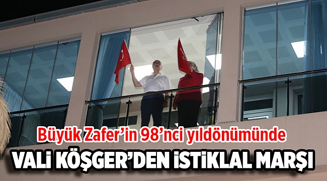 Vali Köşger ve eşi balkondan İzmirlilerle İstiklal Marşı okudu