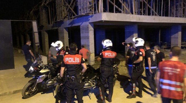 Elleri kelepçeli olarak polis aracından atlayıp kaçtı!