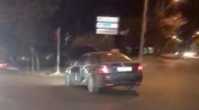 Görenler hayrete düştü! Kaputu açık otomobille yol aldı