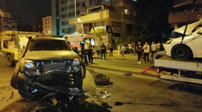 Hatalı sollama faciayla bitti; yolun karşısına geçen otomobil hurdaya döndü