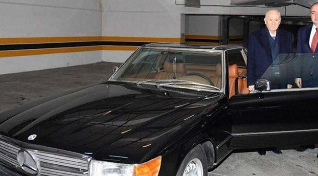 Klasik arabaları hem alıyor hem hediye ediyor