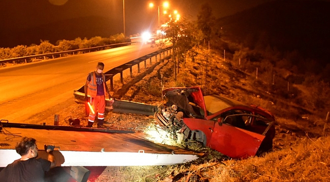 Lastiği patlayan araç, bariyerleri aşıp şarampole uçtu!
