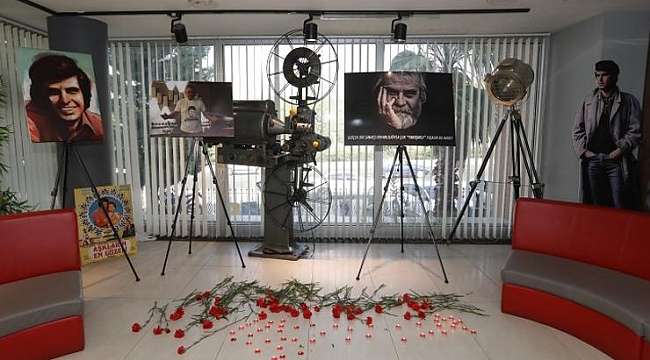 Tarık Akan’ı gençler karanfillerle andı